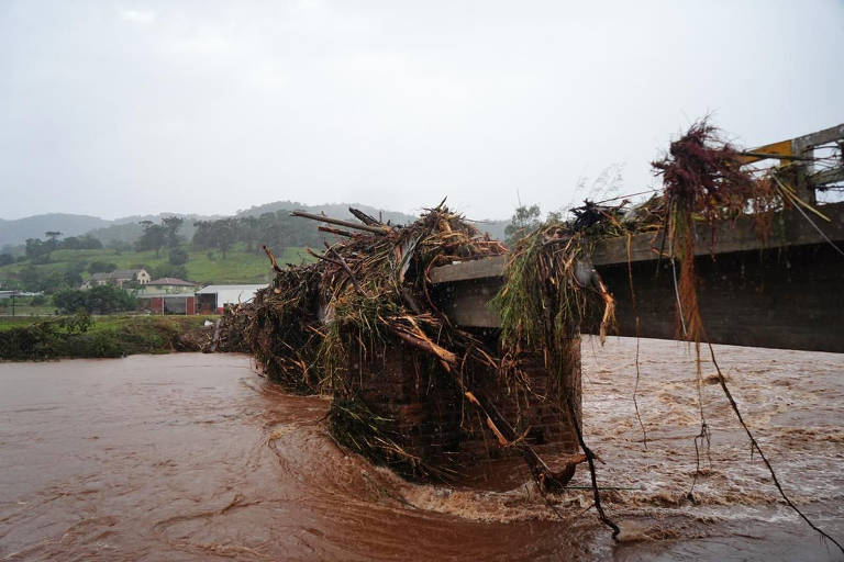 Depois que as águas do rio Pardo baixaram, as pontes ficaram cheias de galhos e sujeira trazidos pela enxurrada