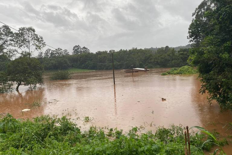 No município de Encantado, o nível do rio Taquari ultrapassou os 17m nesta quarta-feira (1º), alagando grande parte das ruas