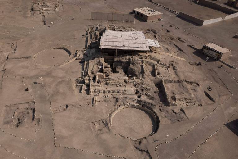 Imagem aérea mostra enormes ruínas de 3.800 anos no Peru com estruturas retangulares e circulares 