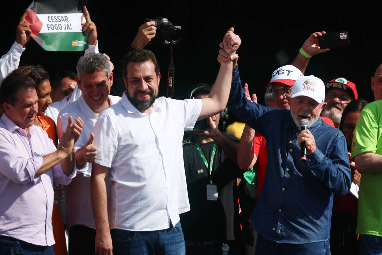 Presidente Lula (PT) levanta o braço de Guilherme Boulos (PSOL) durante discurso do Dia do Trabalho