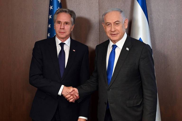 Antony Blinken e Binyamin Netanyahu se cumprimentam em Jerusalém