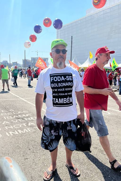 Aposentado Pedro Elias, 66 anos, usa camiseta branca com frase contra o ex-presidente Jair Bolsonaro (PL)