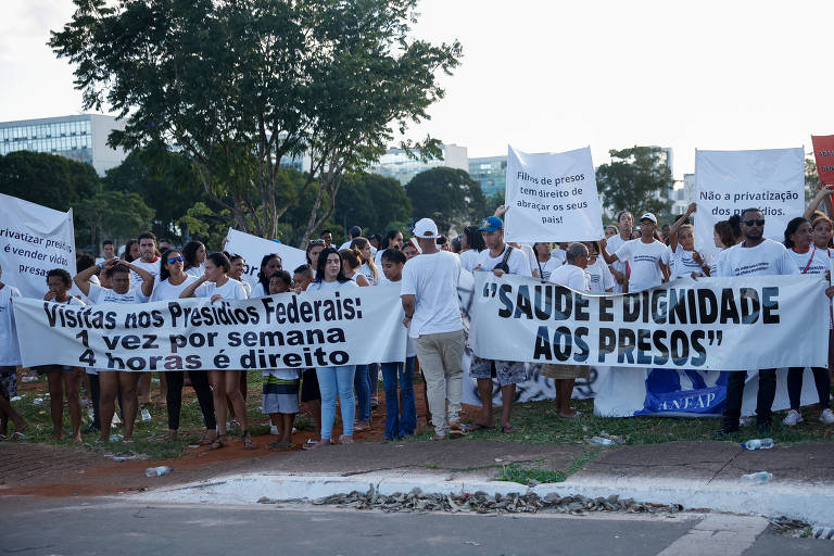 Parentes de presos fazem protesto na esplanada dos Ministérios contra o projeto de lei que proibiu as saidinhas de presos