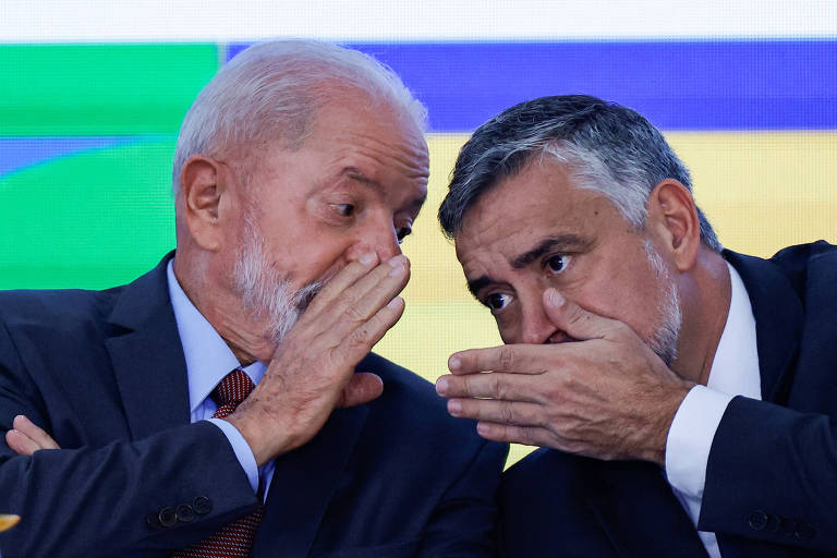 Lula conversa com Paulo Pimenta durante evento no Palácio do Planalto - 
