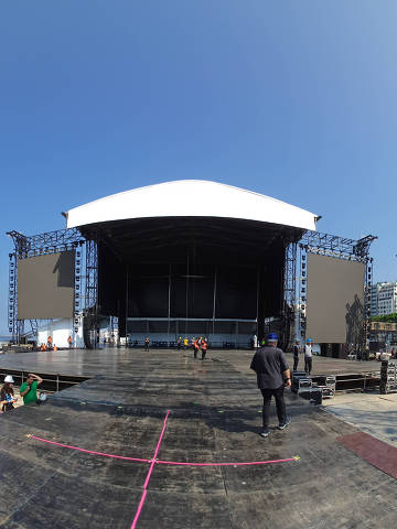 Rio de Janeiro 29/04/2024 - Bastidores do palco de Madonna na praia de Copacabana - (Foto: Tito Guedes/Folhapress)