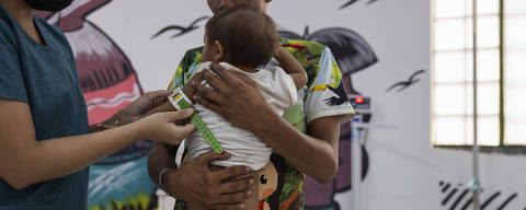 BOA VISTA, RR. 11.01.2024. Crianças yanomami em tratamento por desnutrição é medida pela nutricionista Pamela Paola na Casa de Saúde Indígena Yanomami em Boa Vista. (Foto: Lalo de Almeida/ Folhapress) 