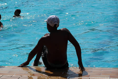 SAO PAULO/SP, Brasil.  16.03.2024.  Pessoas curtem dia de sol na piscina do CEU Butantã no bairro jardim esmeralda, a GCM foi acionada. Calor intenso na cidade na tarde de Sábado pode ultrapassar o recorde do ano. (foto: Zanone Fraissat/ Folhapress, COTIDIANO) **EXCLUSIVO**