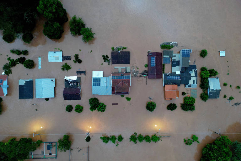 Vista de um drone da cidade de Encantado, no Rio Grande do Sul, que foi inundada em decorrência às fortes chuvas
