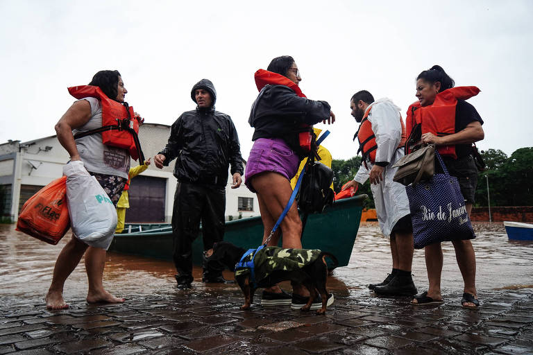 Imagem da população de São Sebastião do Caí sendo evacuada devido às fortes chuvas