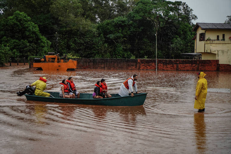 Defesa civil e voluntários ajudam na remoção da população das áreas afetadas pelo alagamento