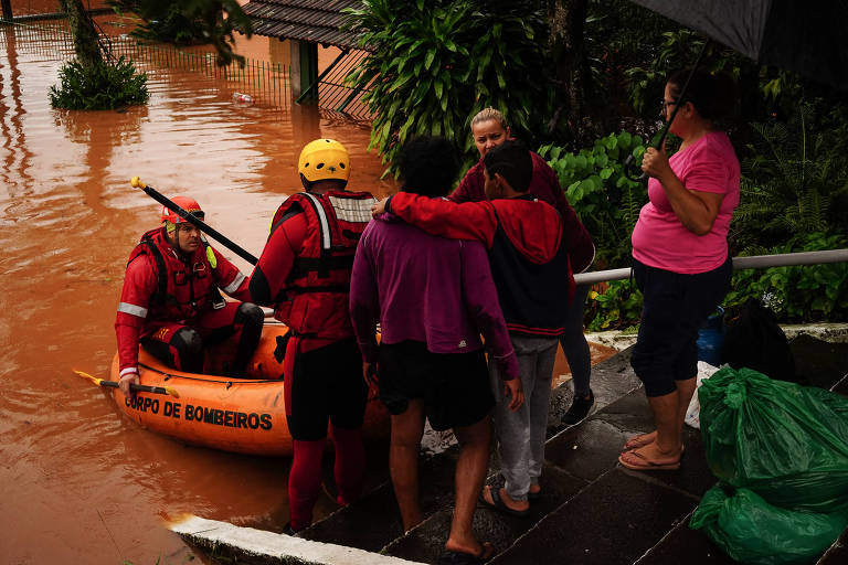 Defesa civil e voluntários ajudam na remoção da população das áreas afetadas pelo alagamento