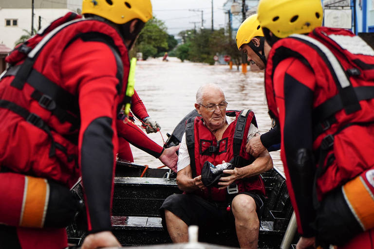 Defesa civil e voluntários ajudam na remoção da população das áreas afetadas pelo alagamento