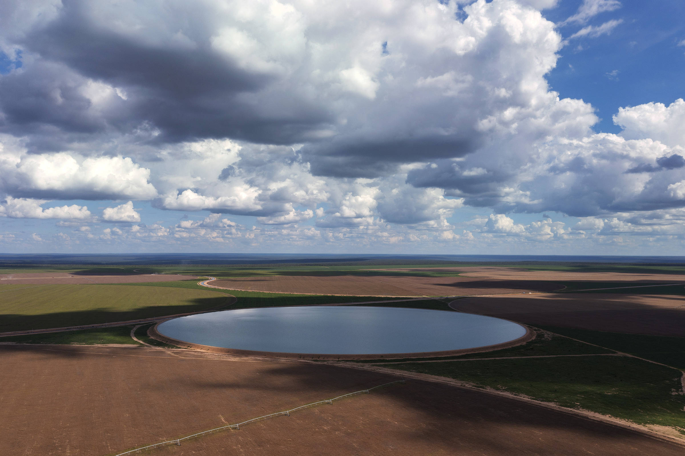 Vista aérea de grande reservatório de água para irrigação de lavouras