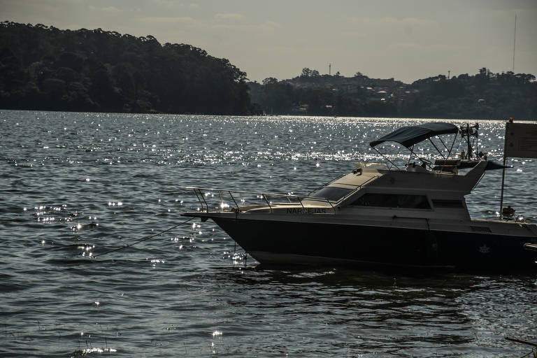 Os banhistas ainda são alertados sobre perigos de plantas aquáticas, jet skis e profundidade