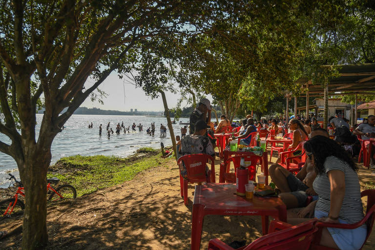 Há várias cadeiras plásticas para os usuários se sentarem