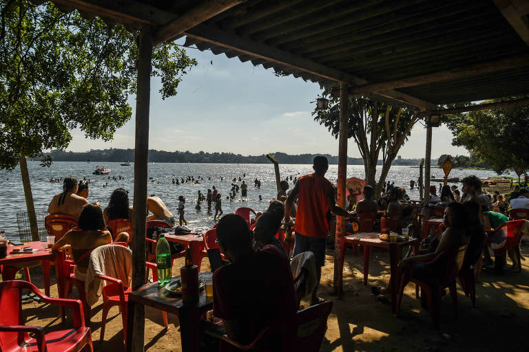 Um dos estabelecimentos nas margens da represa