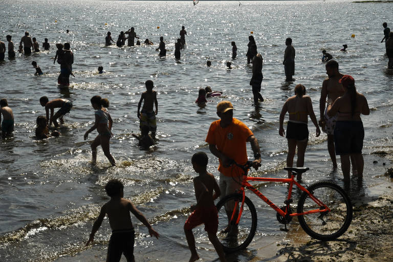 Trecho de água fica lotado com banhistas