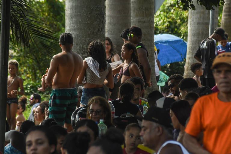 Aglomeração na orla da Praia do Sol