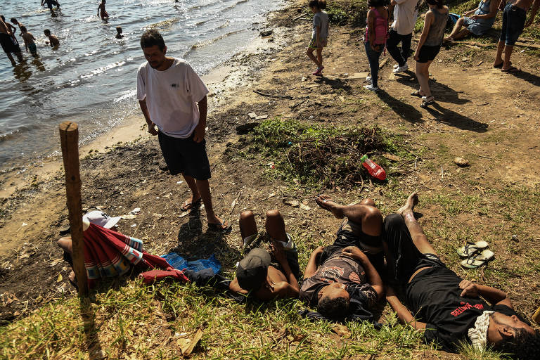 Bêbados caídos próximos à água