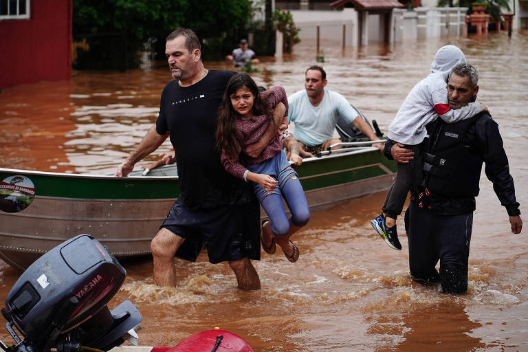 Imagem da população de São Sebastião do Caí sendo evacuada devido às fortes chuvas
