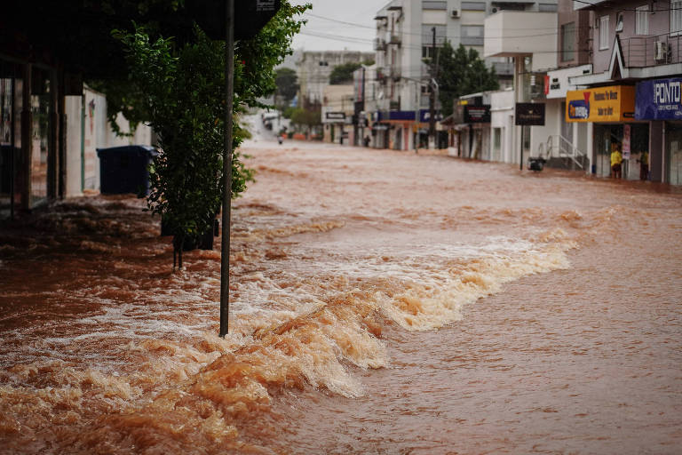 Imagem de avenida alagada São Sebastião do Caí, no Rio Grande do Sul