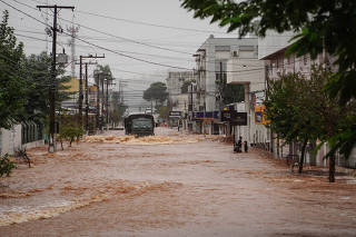 Enchente no rio Caí deixa centenas de pessoas sem casa