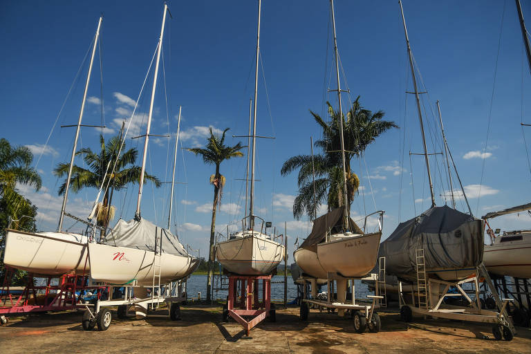 Local conta com piscinas, quadras de tênis e estacionamento para embarcações
