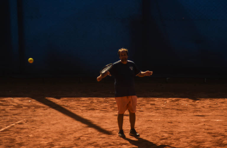 Homem jogando tênis no clube