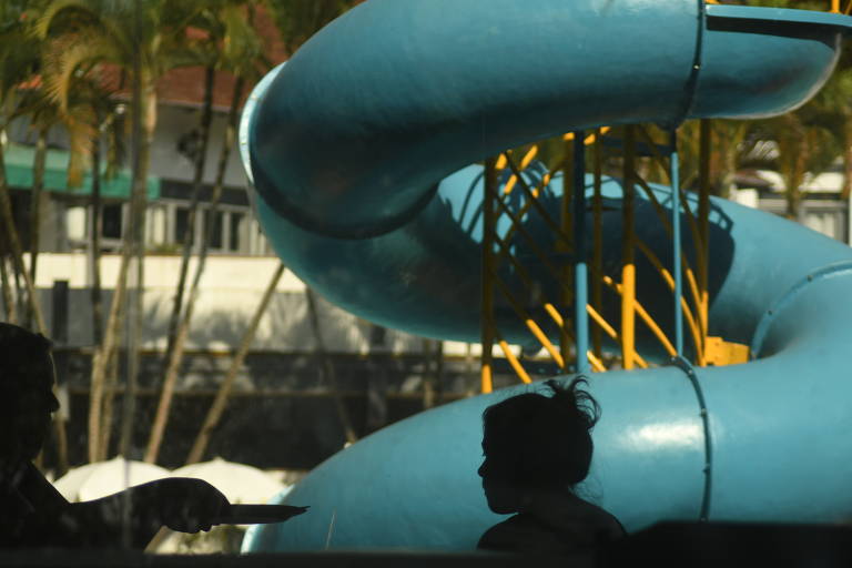 Tobogã instalado na piscina do Clube do Castelo