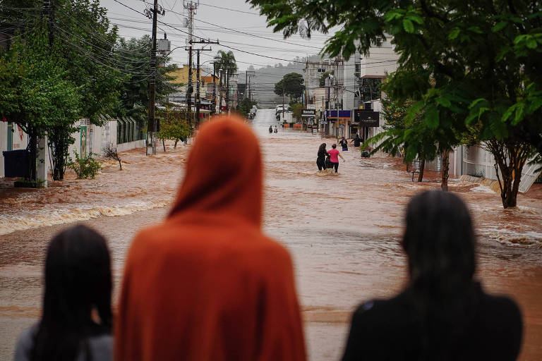 Imagem de avenida alagada São Sebastião do Caí, no Rio Grande do Sul