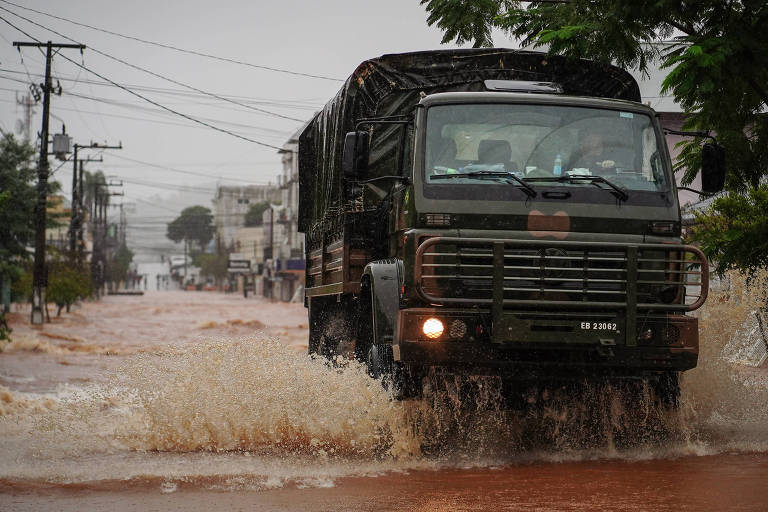 Caminhão do exército em avenida alagada São Sebastião do Caí