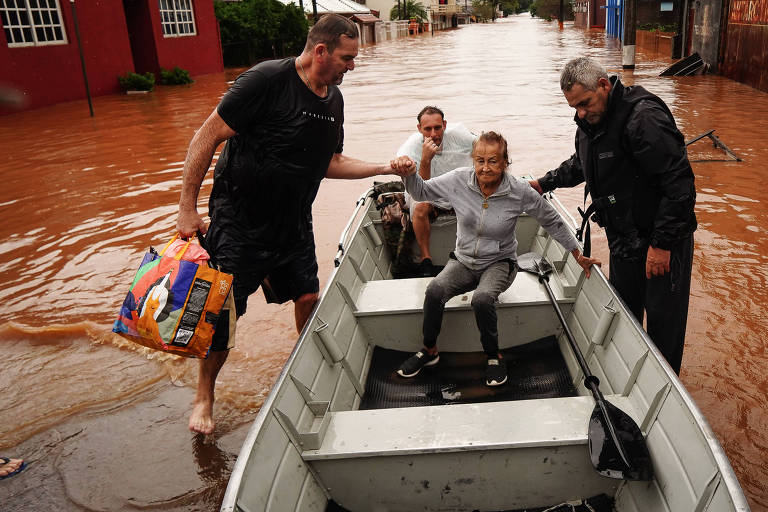 População de São Sebastião do Caí sendo evacuada
