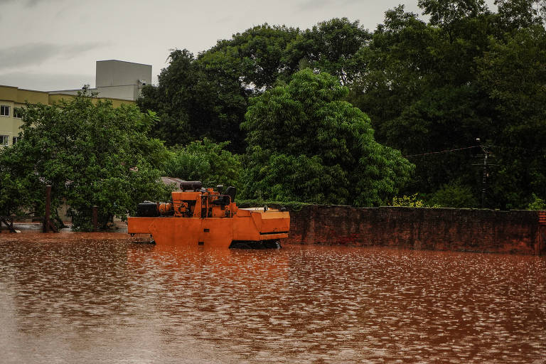 O rio Caí não para de subir e deixa centenas de pessoas desabrigadas, além de cobrir veículos e maquinários nas ruas