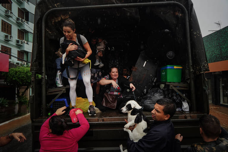 Moradores de áreas de risco em cidades dos vales do Caí e Taquari foram retiradas de suas casas por caminhões do Exército, que ajudaram na remoção