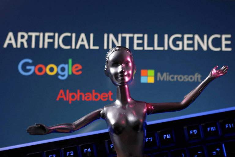 Imagem ilustrativa mostra boneca metálica à frente dos logos de Google e Microsoft e da expressão artificial intelligence, inteligência artificial em inglês