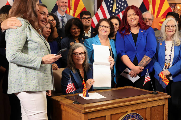 A governadora do Arizona, Katie Hobbs, mostra lei assinada que rejeita texto antiaborto de 1864