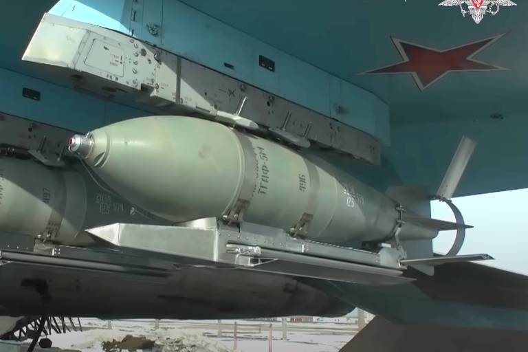 Bombas equipadas com o kit de guiagem russo em um avião de ataque Su-34
