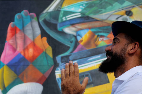 Formula One F1 - Miami Grand Prix - Miami International Autodrome, Miami, Florida, United States - May 2, 2024  Kobra poses next to his mural in honour of Ayrton Senna ahead of the Miami Grand Prix as part of the tributes on the 30th Anniversary of his death REUTERS/Brian Snyder     TPX IMAGES OF THE DAY