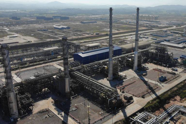 Petrobras inicia processo de contratação para retomada de obras do Polo GasLub, antigo Comperj; foto aérea mostra instalações da refinaria, com chaminés ao fundo