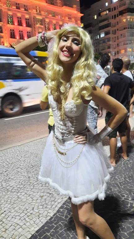 Movimentação em frente ao hotel da Madonna no Rio