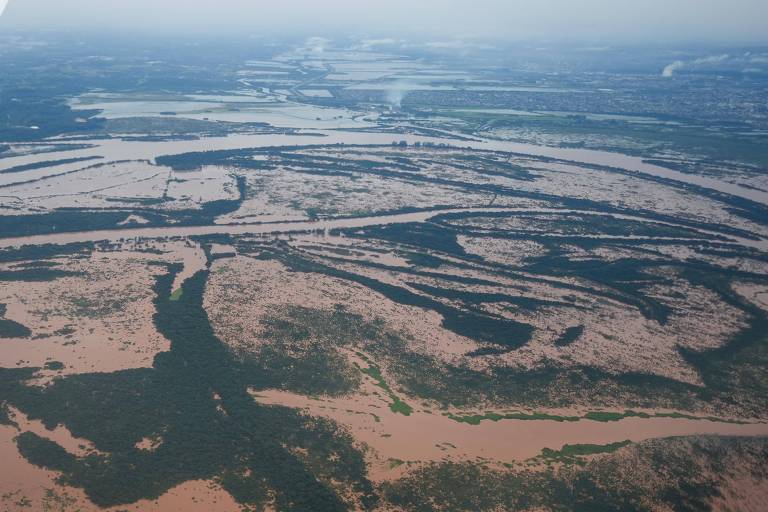 Imagem aérea da tragédia no Rio Grande do Sul feita durante viagem do governador Eduardo Leite (PSDB) para Santa Maria 
