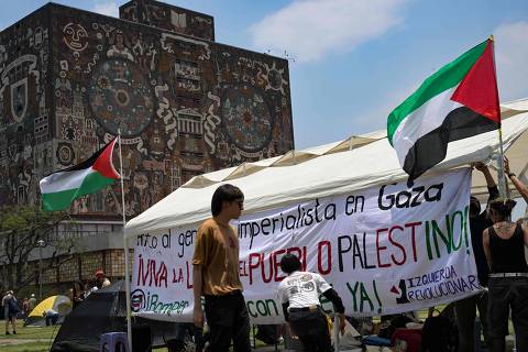 Activists from the Interuniversity and Popular Assembly in Solidarity with the People of Palestine erect a tent in front of the rectory building of the Autonomous University of Mexico (UNAM) as part of a camp to protest Israel's attacks on the Gaza Strip and demand from the authorities the breaking of academic, political, and economic relations between Mexico and Israel in Mexico City on May 2, 2024. (Photo by Yuri CORTEZ / AFP)