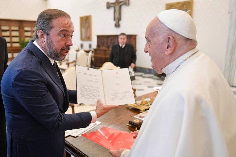 O ministro Alexandre Silveira (Minas e Energia) e o papa Francisco
