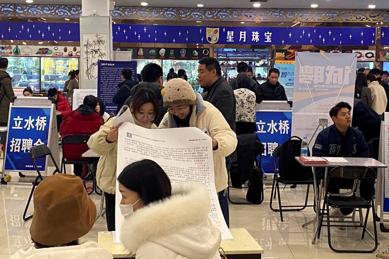 Pessoas em uma feira de empregos durante o ano novo lunar, em Pequim, na China. Líderes econômicos de Coreia do Sul, Japão e China afirmam que aumento da volatilidade do câmbio é fator de risco para crescimento regional.