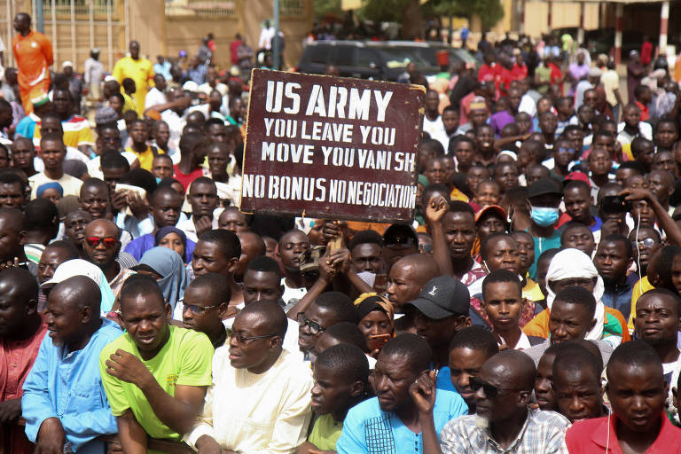 Cartaz em protesto em Niamey, capital do Níger, pede para o Exército dos EUA 'sair sem bônus ou negociação' do país