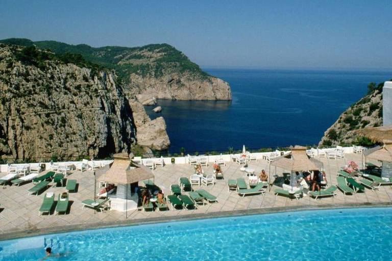 Embora o turismo gere muitos empregos em Ibiza, também dificulta o acesso à moradia
