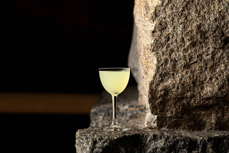 Drinque Apple Martini, da nova carta do Arcos, bar de alta coquetelaria no porão do Theatro Municipal