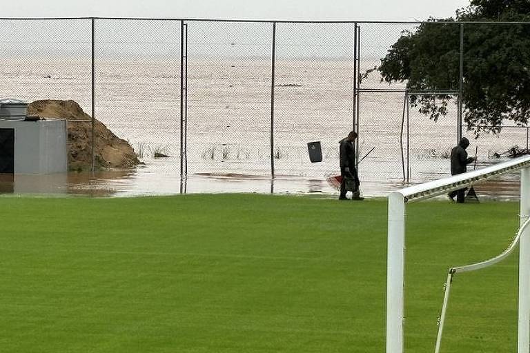 CTs de Inter e Grêmio são inundados por cheia do Rio Guaíba; clubes organizam doação