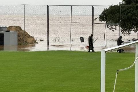  O Centro de Treinamento Parque do Gigante, do Internacional, foi tomado pela chuva; O mesmo aconteceu com o do Grêmio