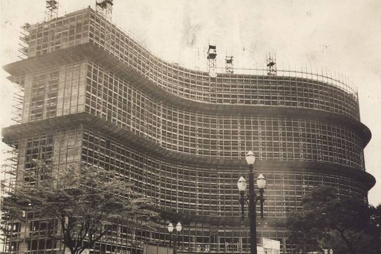 Obras de construção do Edifício Copan em junho de 1958. Foto em preto e branco mostra "esqueleto" do prédio em S.
